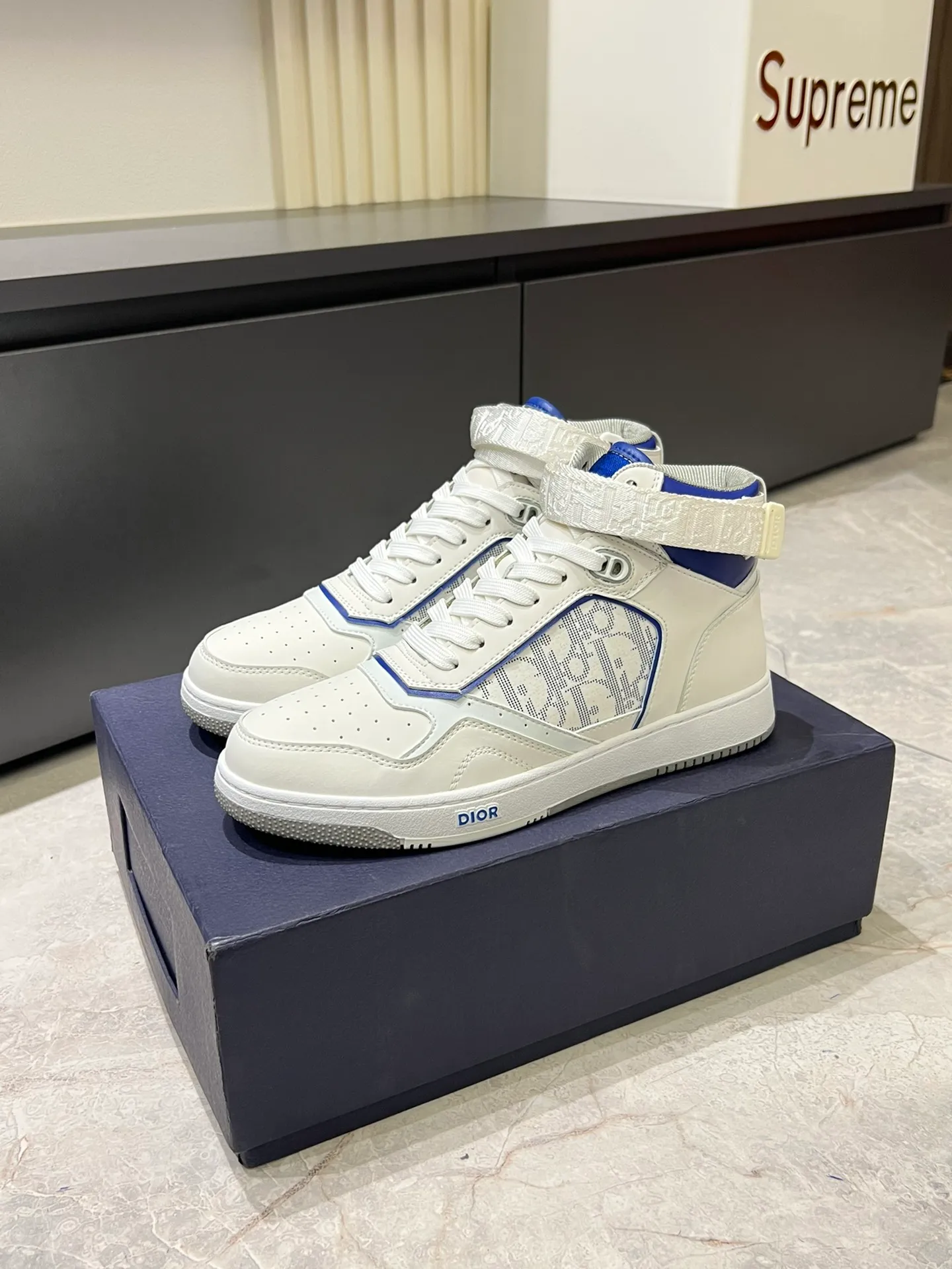 Men's shoes 💰p460 "Dio*" mid-top B27 casual sneakers. This B27 high-top sneaker is a new product in the series and continues Di*r's classic style. Crafted from gray and white smooth calf leather with beige and black Oblique print panels on the sides. The "CD Icon" shaped shoelace eyelets are clever and delicate, and the two-color rubber sole, rear collar and heel are all equipped with the brand's iconic details to enhance the style. Oblique printed straps at the ankle allow for an adjustable fit to complement the overall design. Fashionable and versatile, it can complement any look. Create an exquisite design with unique dynamic vitality and modern atmosphere, presented in low-top and high-top styles. This new must-have shoe adds a new dimension to Dior's archive heritage, embodying modern elegance. Purchase the original version and make it 1:1. If you need top quality, please come to me! Male 38-44!